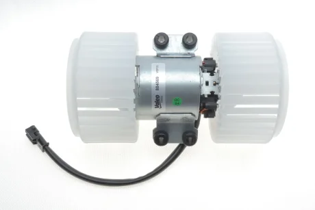 Моторчик пічки BMW X5 (E53) 01-06 (M57/M54)/5 (E39) 95-04 (M47/M52/M54//M57) Valeo 884569